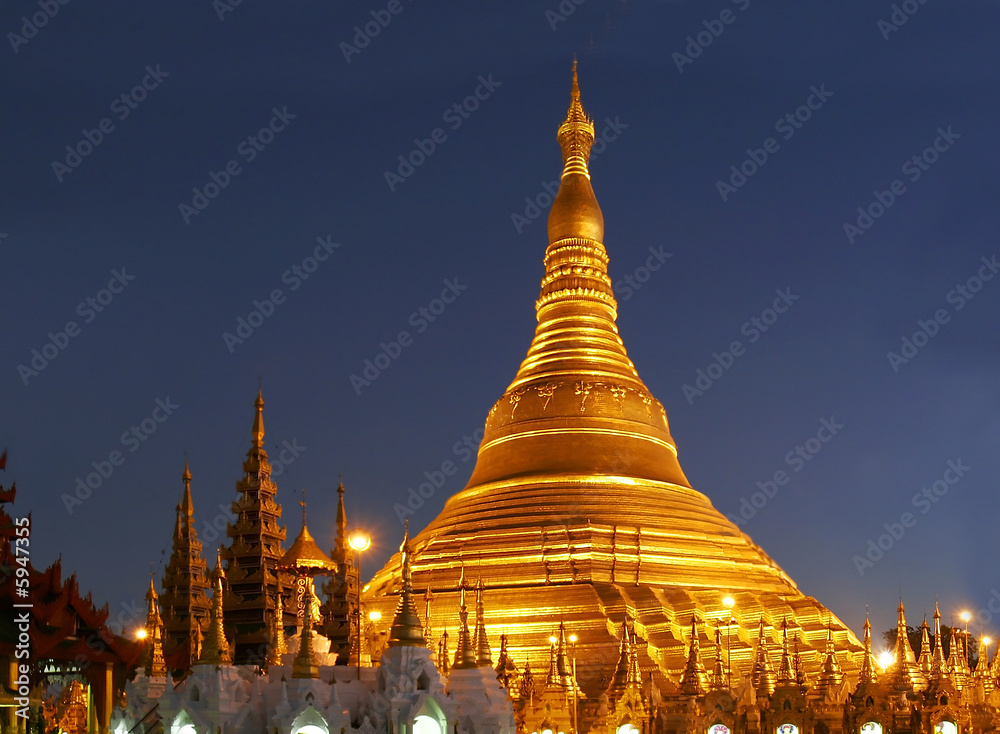 Naklejka premium shwedagon temple at night, Myanmar
