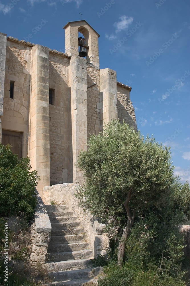 Vieille église romane en Provence