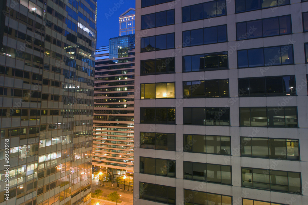 Obraz premium Downtown Chicago buildings after sunset.