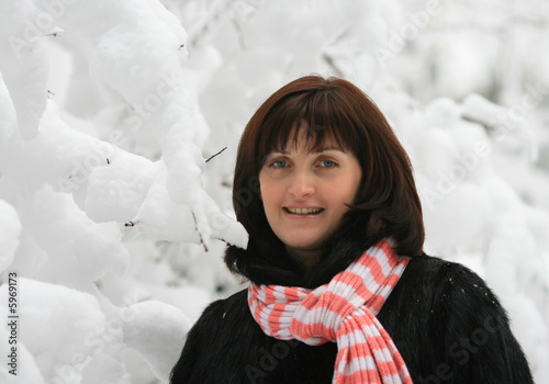 Tableau sur toile Portrait of the woman on a background of snow branches
