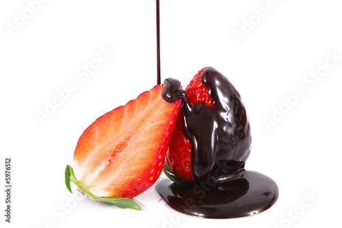 cioccolato liquido che cade su fragola fresca photo