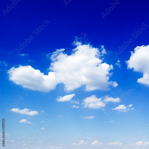 Fototapeta Naklejka Na Ścianę i Meble -  The blue sky is covered by fluffy clouds.