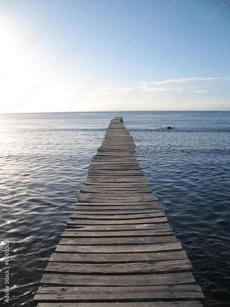 ponton de bois sur le lagon et ciel bleu en fond