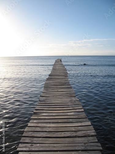ponton de bois sur le lagon et ciel bleu en fond