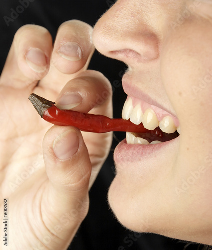 frau mit chilli photo