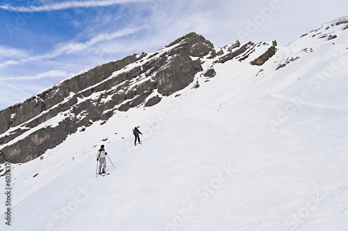 piste de ski en montagne hiver ciel bleu neige et skieurs