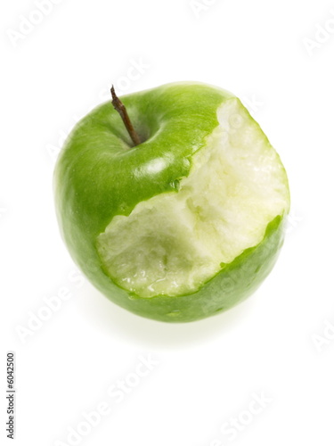 grüner angebissener apel