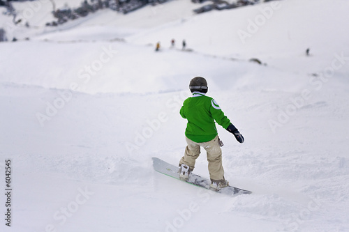 jeune enfant snowboardeur pistes de ski , montagne en hiver