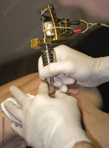 séance de tatouage