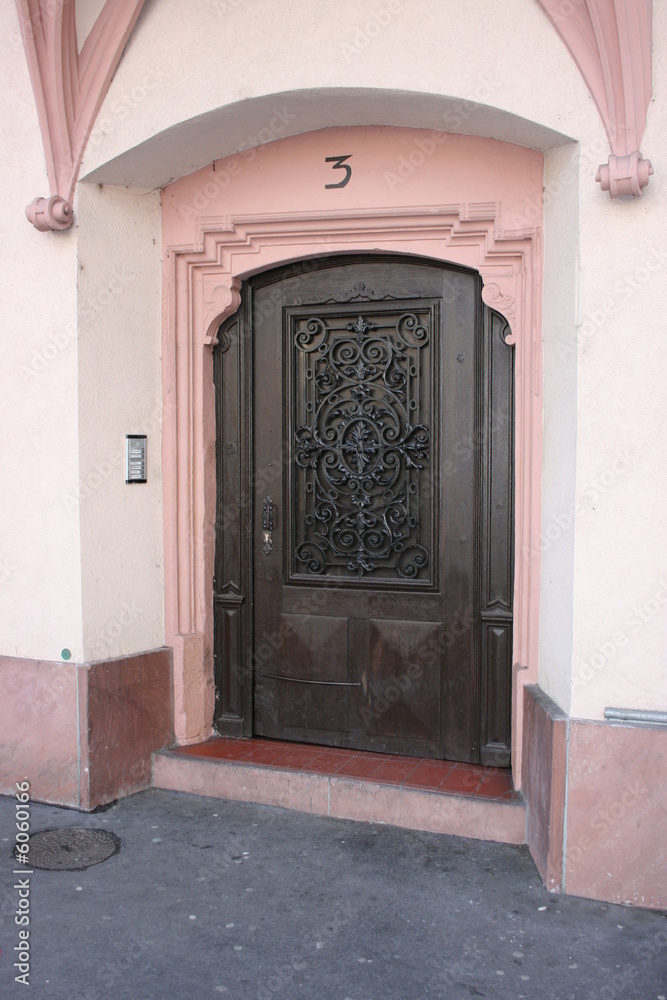 Porte d'une ancienne demeure à Strasbourg ( Alsace)