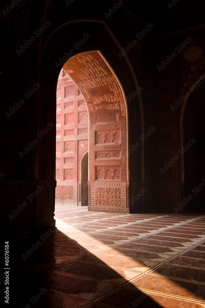 Naklejka premium Light entering the Taj Mahal mosque through a doorway