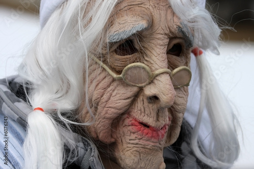 Portrait einer männlichen Maskerade, die einen Greis imitiert