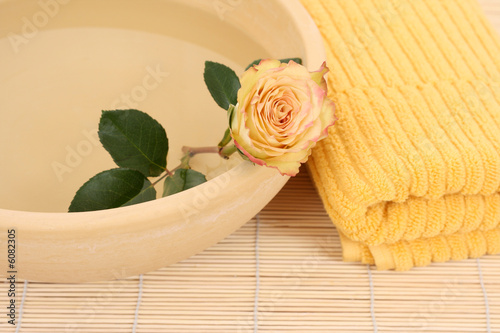 Fototapeta Naklejka Na Ścianę i Meble -  bowl of pure water fresh rose and towels