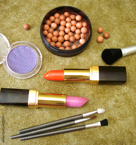 Fototapet lipsticks and brown rouge; brushes; eyeshadows