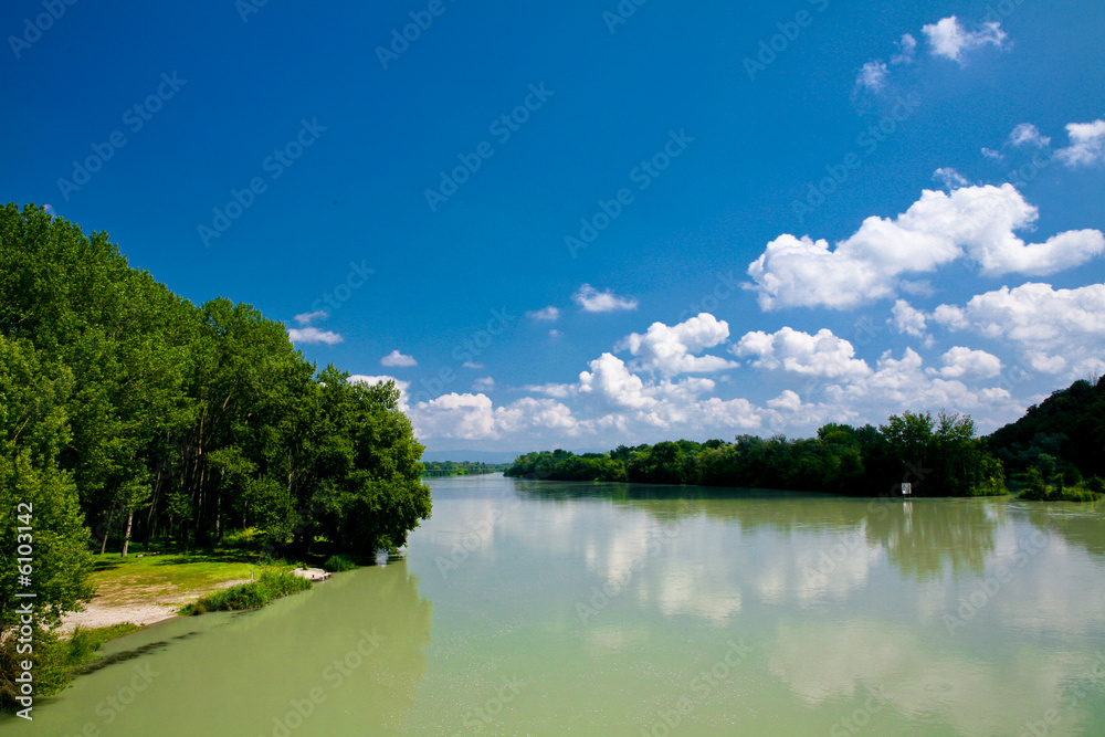 Fototapeta premium Fleuve et ses abords avec une plage