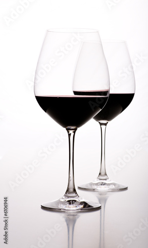 Zwei Weingläser halb voll vor weißem Hintergrund