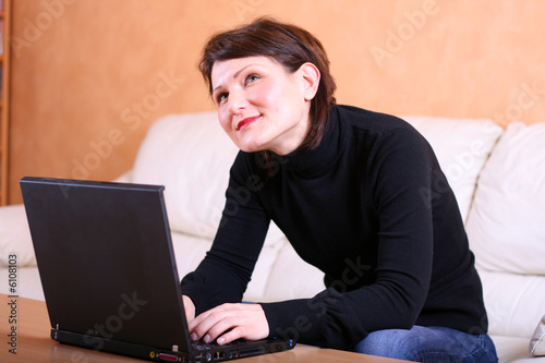 фотографія Young lady imagining her chatting partner
