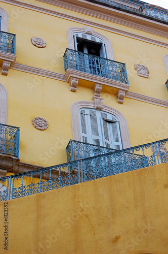 facade d'immeuble dans le vieux grasse