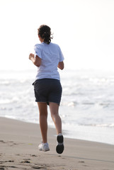 Sierkussen Joggen Hardlopen langs het strand bij zee  © .shock