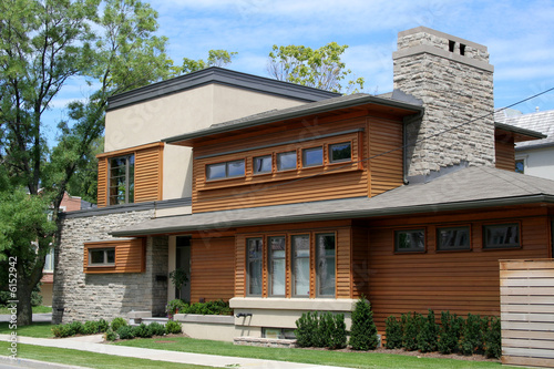 Fotografia Modern house with cedar siding and large stone chimney