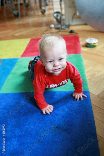 enfant a quatres pattes