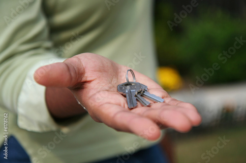 Cuadro en lienzo Woman is handing keys to the camera