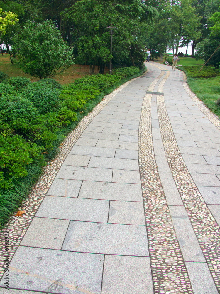 Allée dallée dans un parc en Chine