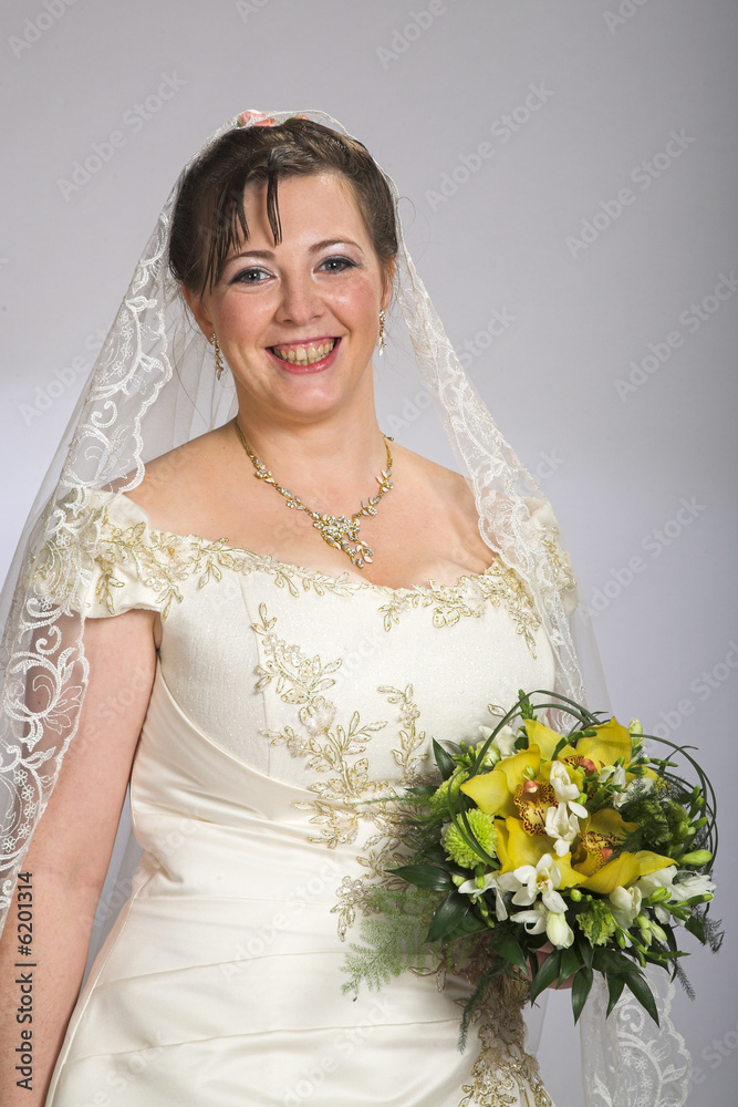 Naklejka premium young beauty smiling bride just before wedding