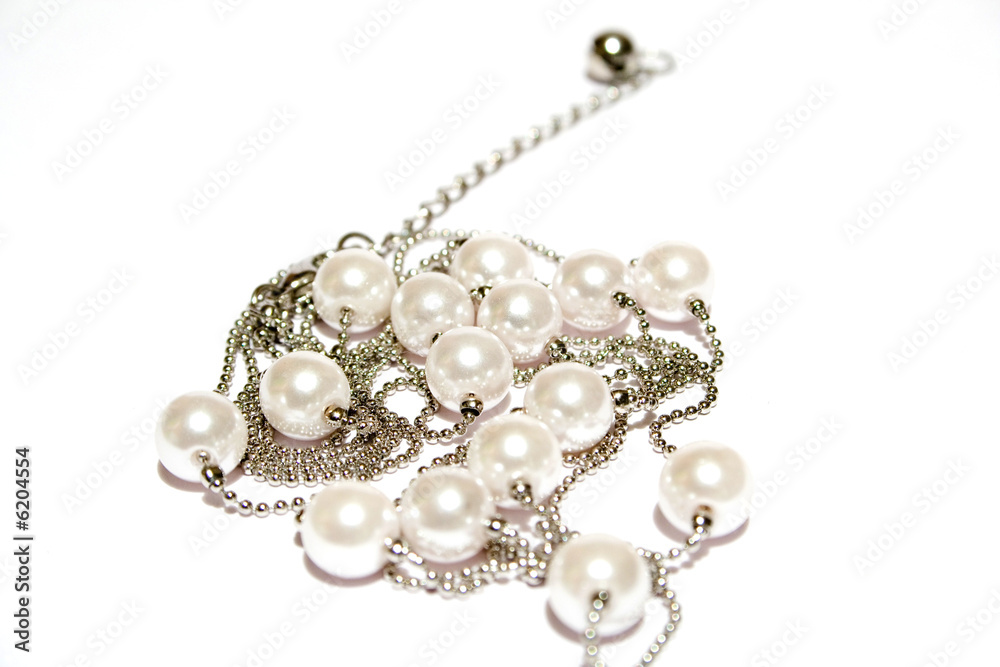 Obraz premium pearl necklace on white isolated background