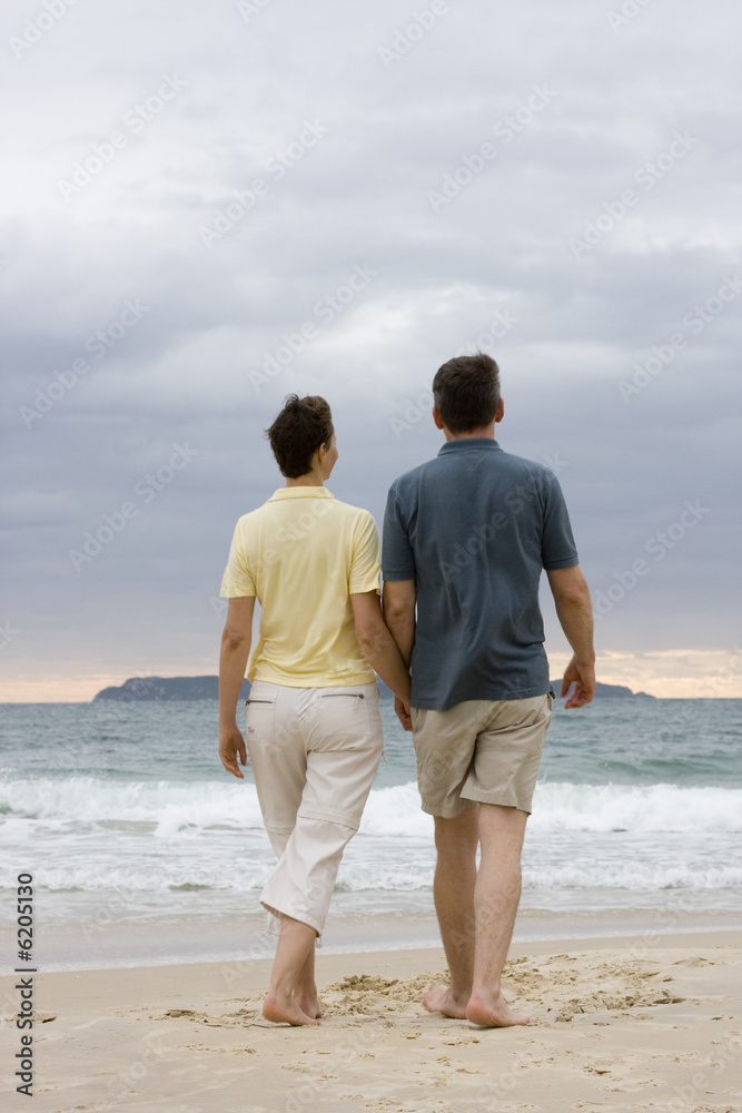 Paar Hand in Hand am Strand