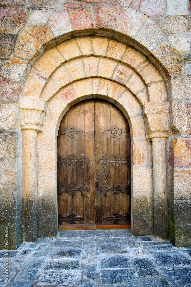 Puerta del monasterio de Leire