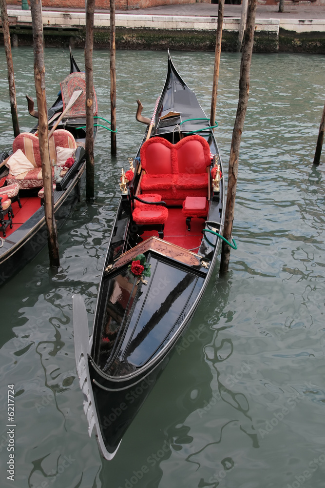 Some pictures of the real typical boat of Venice: the gondola
