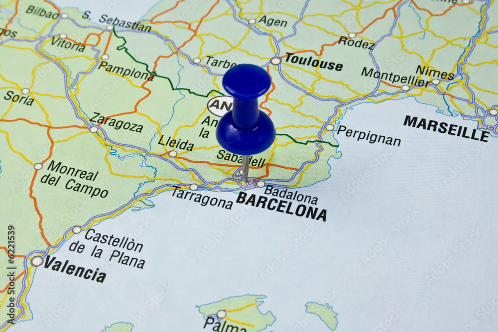 Obraz premium Blue pin pointing on barcelona in europe map
