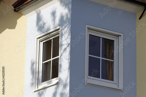 Bunte Fenster an einem Haus