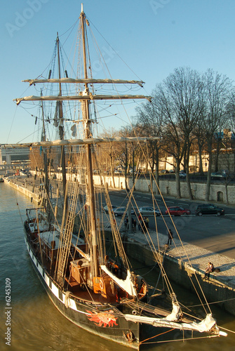 La boudeuse fait escale à Paris