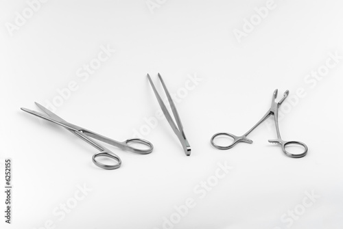 Piezas de material quirurgico sobre fondo blanco photo
