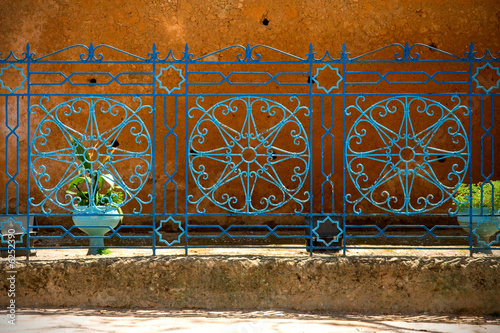 Grille bleue en fer forgé au Maroc (Blue Grid, Morocco) #6252390