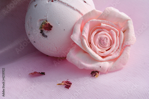 Bomba de baño y rosa (macro)