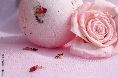Bomba de baño y rosa  (macro 2)