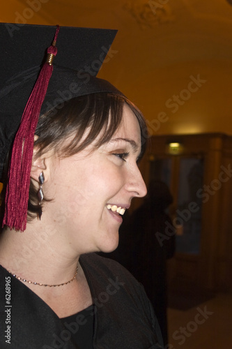 Jeune diplômée heureuse