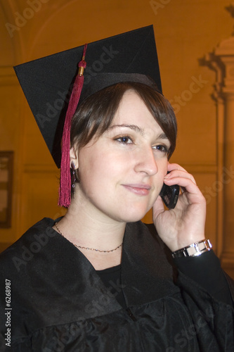 Jeune diplômée au téléphone