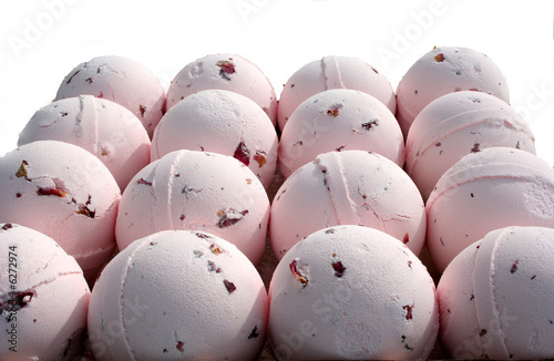 Bombas de baño sobre fondo blanco