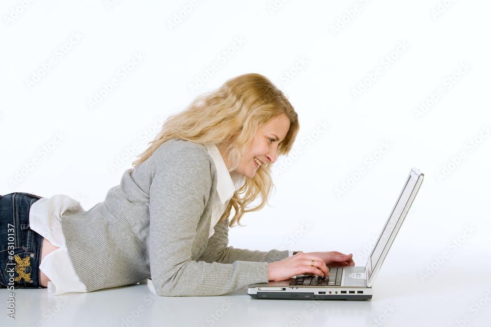 Hübsche Frau mit Laptop Hübsche Frau mit Laptop
