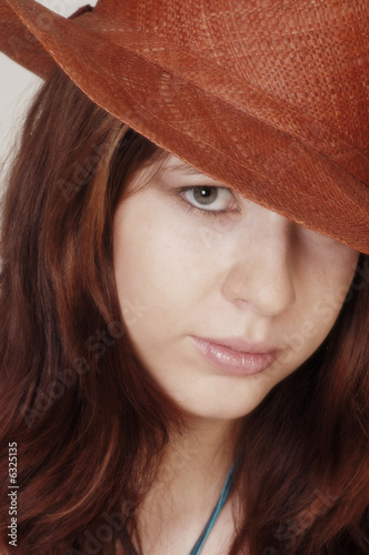 Junge Frau mit Hut