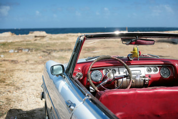 Deken met foto Cubaanse oldtimers cuban vintage car parked on the seacost in havana  © Alexander Y
