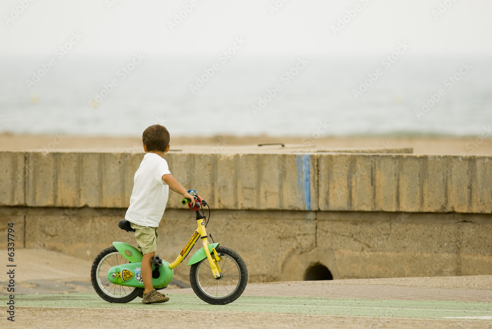 Fototapeta premium Enfant en vélo