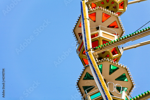 Fotografija Grande Roue de manège sur ciel bleu