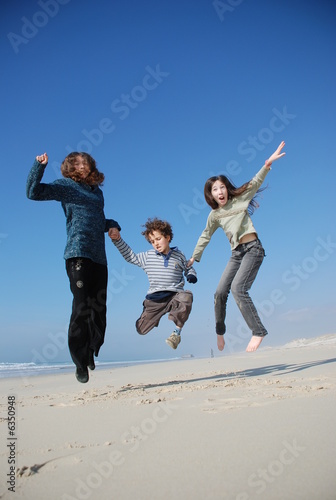 3 enfants sur la ,plge