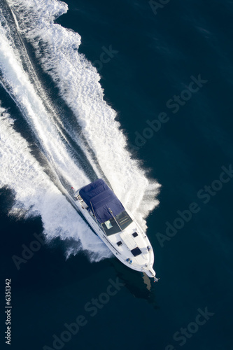Nautical speed boat © Lario Tus