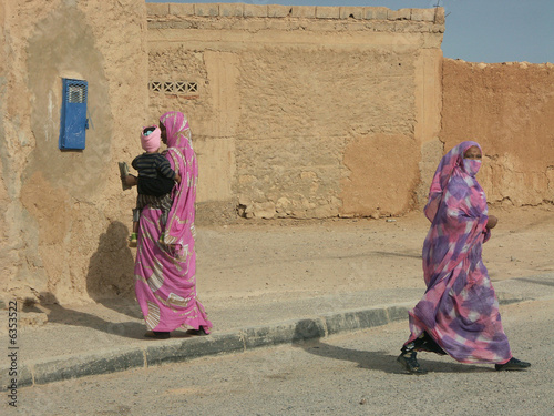 Deux femmes marocaines dans une rue d'un village photo